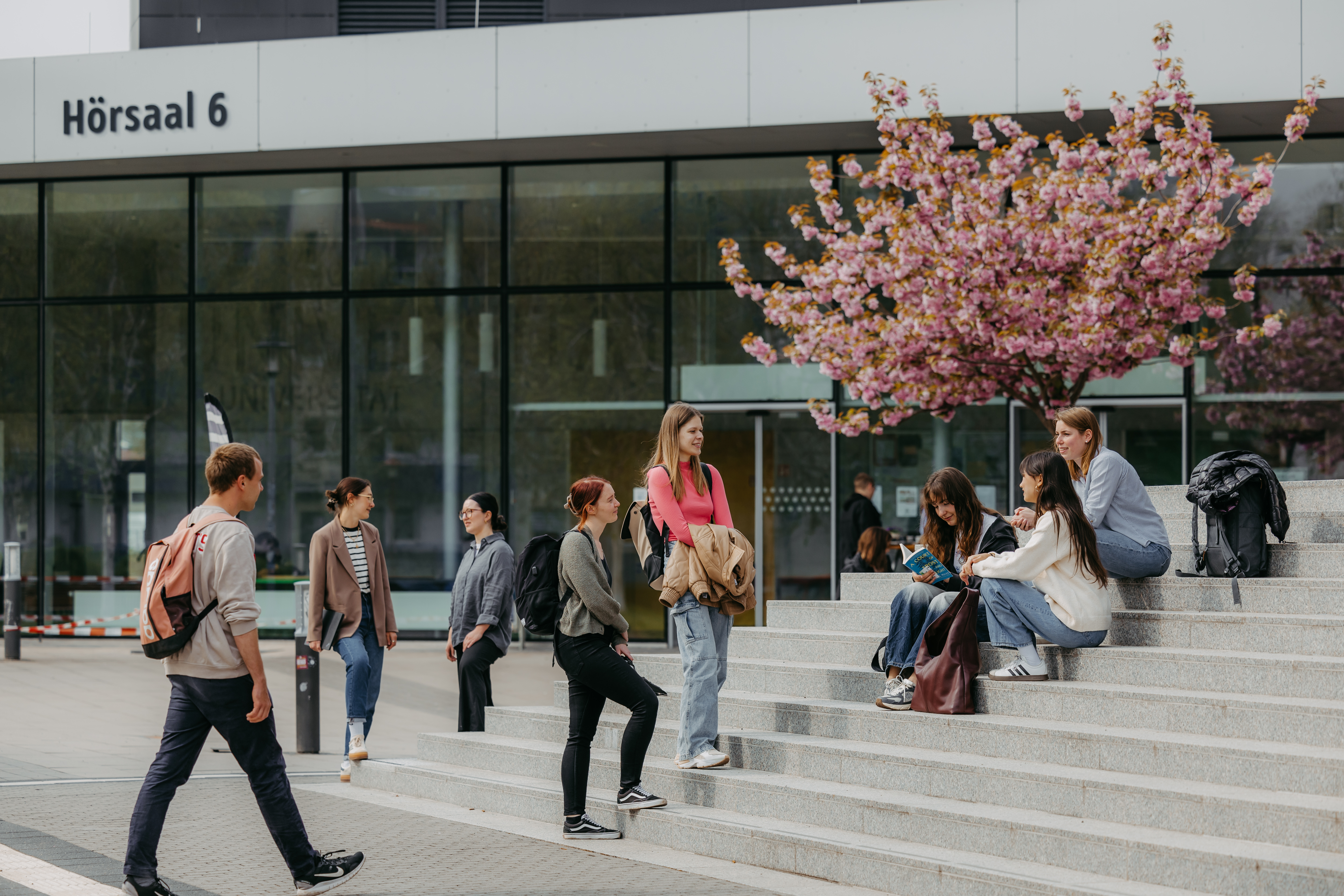 Studierende vor dem H6 am Campus der FHW